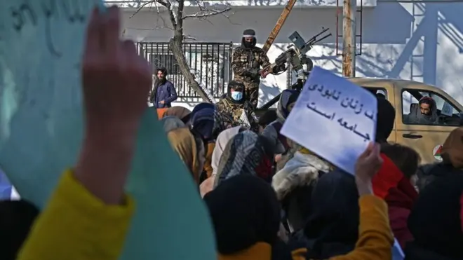 طالبانو پر افغان ښځو او نجونو یو شمېر بندیزونه لګولي دي (ارشیف تصویر)