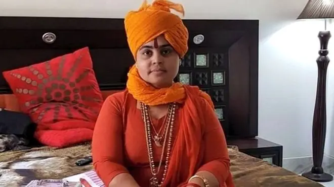 سادھوی پہلے ڈانس فلور پر گئیں اور ڈی جے کو اپنی پسند کا نغمہ بجانے کے لیے کہا، پھر انھوں نے وہاں پر رقص کرنا شروع کر دیا۔