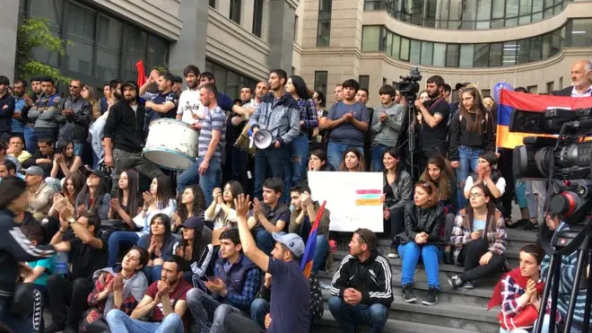 Dövlət idarə və müəssisələrinin işini təcrid etmək çərçivəsində tələbələr Ermənistan XİN və Təhsil və Elm nazirlikləri yerləşən binanın önündə toplaşıblar