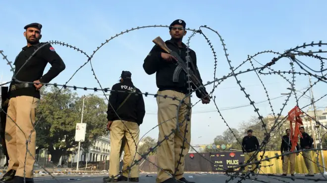 پنجاب کے دارالحکومت لاہور میں پیر کو مال روڈ پر چیئرنگ کراس کے مقام پر ہونے والے خودکش دھماکے میں لاہور پولیس کے دو اعلیٰ افسران سمیت 13 افراد ہلاک ہوئے تھے