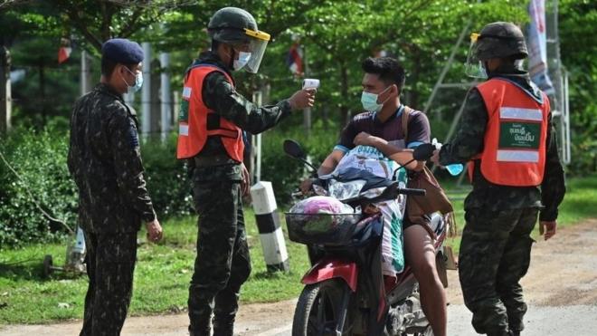 ทหารใช้อุปกรณ์วัดอุณหภูมิประชาชนที่สัญจรไปมาในพื้นที่ชายแดนไทย-เมียนมา จ. แม่ฮ่องสอน ช่วงเดือน พ.ค. 2564