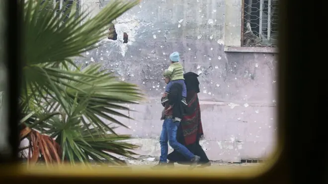 تقارير تقول إن الصليب الأحمر الدولي سوف يدير عملية الخروج.