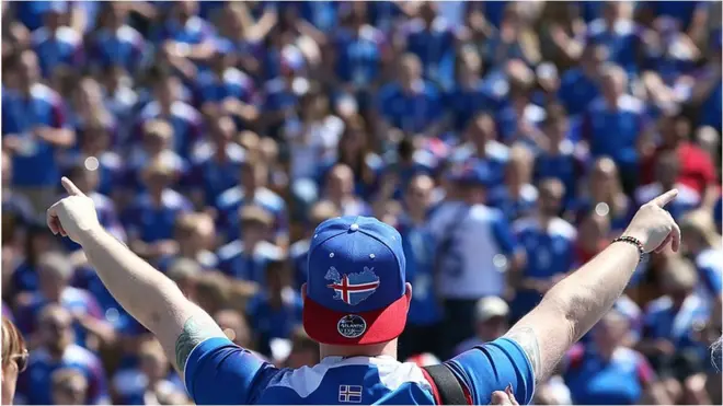 Болельщики из Исландии исполнили знаменитое "Ху!" возле Кремля