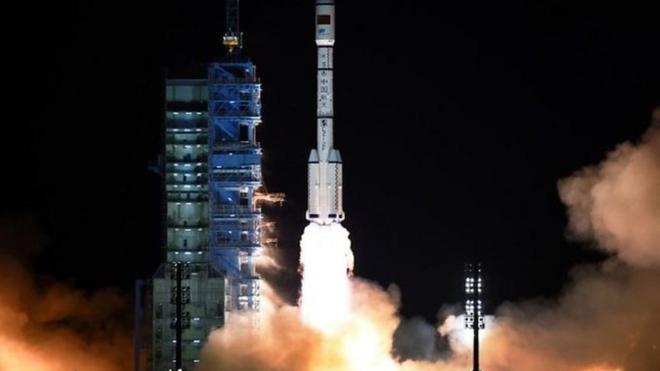 La Chine a lancé un vaisseau dans l'espace avec deux astronautes.