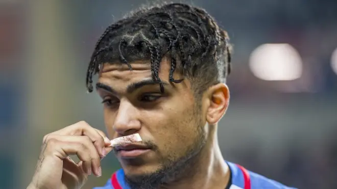 Футболіст нюхає нашатир