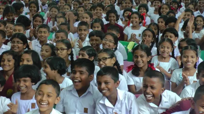 හම්බන්තොට පාසලේ දරුවන් විවිධ ප්‍රසංගය නරඹමින්