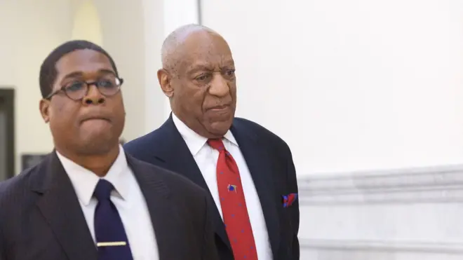 Bill Cosby (kanan) meninggalkan ruang sidang di Pennsylvania setelah mendengar vonis bersalah.