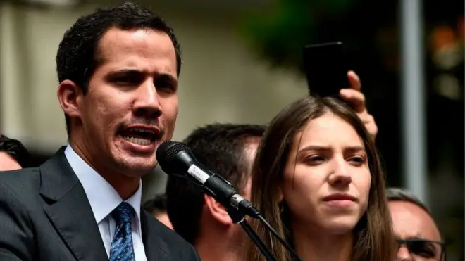 Juan Guaido (solda) müxalifətin nəzarətinə keçmiş parlamentə başçılıq edənə qədər tanınmış şəxs olmayıb.