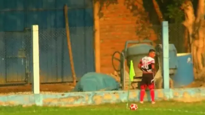 Fudbaler urinirao pored terena tokom utakmice u Peruu