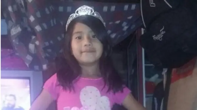 Yuliana Samboní vivía con su familia en un barrio humilde de Bogotá, donde fue raptada. Tras su asesinato, la familia se mudó de regreso su originario departamento del Cauca, en el occidente del país.