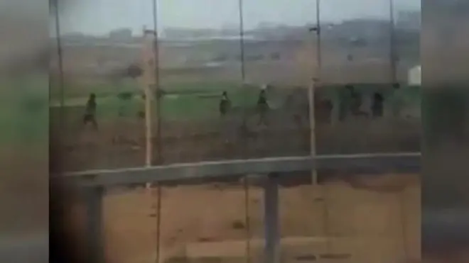 팔레스타인 남성 쓰러트린 후 환호하는 이스라엘 군인