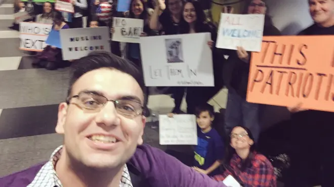 阿里·哈梅达尼（前）与示威者自拍（29/1/2017）