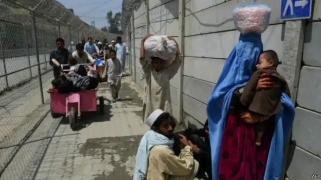 ඇෆ්ඝන් -පාකිස්තාන් දේශ සීමාව ඔස්සේ.