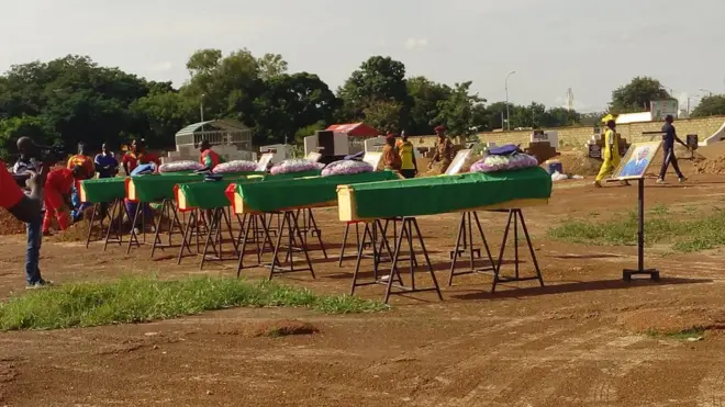 Au rythme de l'hymne au mort, le chef d'Etat-major général des armés a agrafé les médailles militaires sur les cercueils des cinq gendarmes