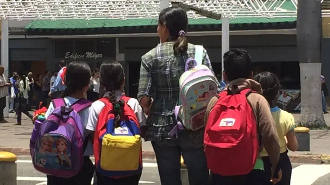 Doris recogió temprano este miércoles a sus dos hijos y a los dos de su vecina.