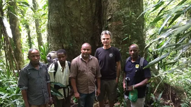 Mwandishi wa BBC Aboubakar Famau mwenye shati ya ugoro akiwa na Dk Andreas Hemps na wa Charles Ngendo mhifadhi wa KINAPA pamoja na wasaidizi wawili
