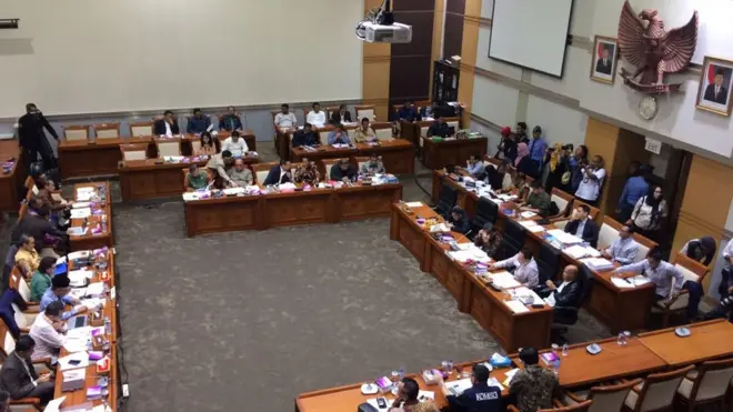 Pimpinan dan staf KPK mengikuti rapat dengan Komisi III DPR, hari Senin (11/09).