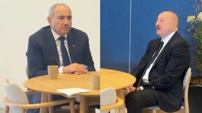 İlham Əliyev və Nikol Paşinyan Danimarka paytaxtında bir masa arxasında əyləşiblər.
