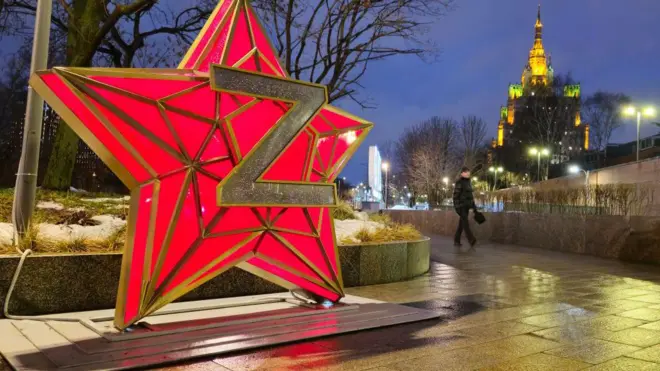 Радянська червона зірка з літерою Z напроти посольства США в Москві 