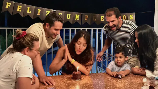Una familia venezolana celebra el cumpleaños feliz de una mujer adulta