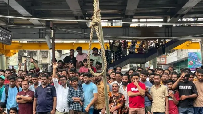 बदलापूरः 'पोलिसांनी आईला मुलीसकट 12 तास बाहेर उभं ठेवलं,' पीडित मुलीच्या कुटुंबीयांनी सांगितल्या धक्कादायक गोष्टी