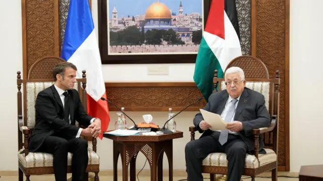 الرئيس الفرنسي إيمانويل ماكرون ورئيس السلطة الفلسطينية محمود عباس.