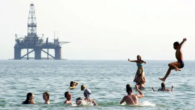 تصویری از کودکان آذربایجانی در دریای خزر