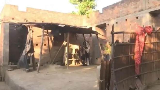 पूर्णिया जिल्ह्यातल्या टेटगामा गावात एकाच कुटुंबातील पाच जणांची हत्या करण्यात आली आहे.