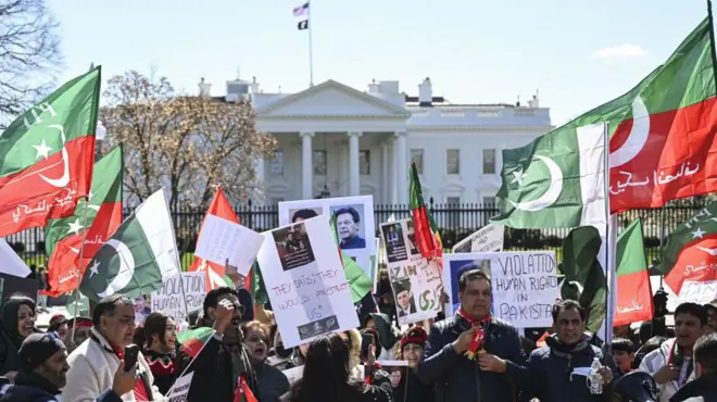 سابق وزیرِ اعظم عمران خان کے حامی مارچ 19، 2023 کو واشنگٹن میں وئٹ ہاؤس کے باہر احتجااج کر رہے ہیں