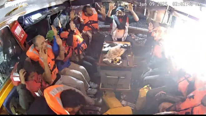 kooxda oo gacmaha taagaya