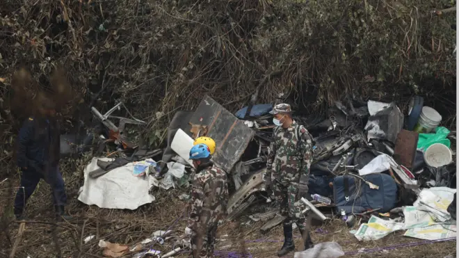 दुर्घटनास्थलमा सुरक्षाकर्मी