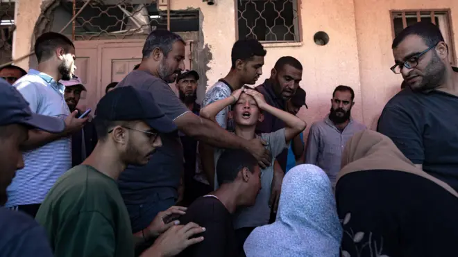 فلسطينيون ينعون أقاربهم الذين قتلوا في غارة جوية إسرائيلية على مدرسة رفيدة، في مستشفى شهداء الأقصى في دير البلح، جنوب قطاع غزة، 10 أكتوبر 2024