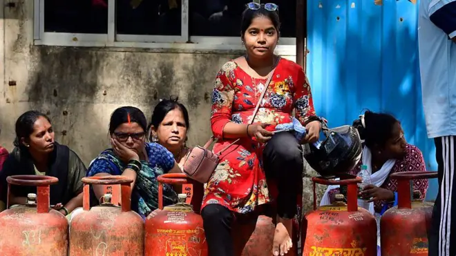 तीन महीने में दूसरी बार बढ़े घरेलू एलपीजी के दाम (फ़ाइल फ़ोटो)