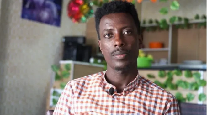 Sabona Buulo waxa uu ku dhashay kuna barbaaray Kofele, aagga Galbeedka RC. Waxa uu xasuustaa in uu reerkiisii ka soo tagay oo waddada hooy ka dhigtay isaga oo siddeed jir ah.