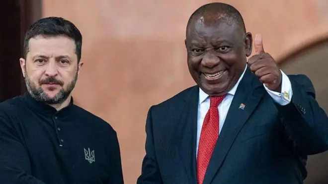 Perezida wa Ukraine Volodymyr Zelensky (ibumoso) na Perezida w'Afurika y'Epfo Cyril Ramaphosa basuhuzanya, Ramaphosa yazamuye igikumwe 