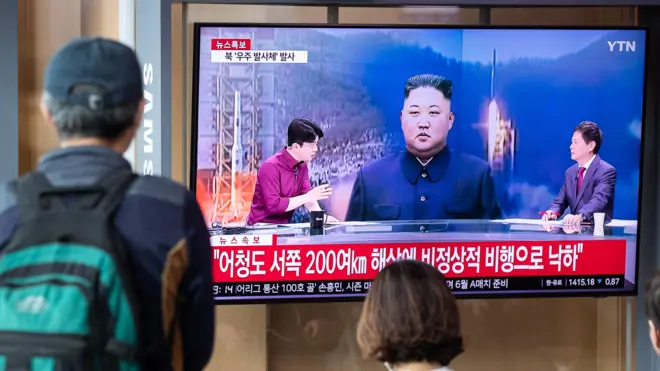 뉴스 시청하는 시민들