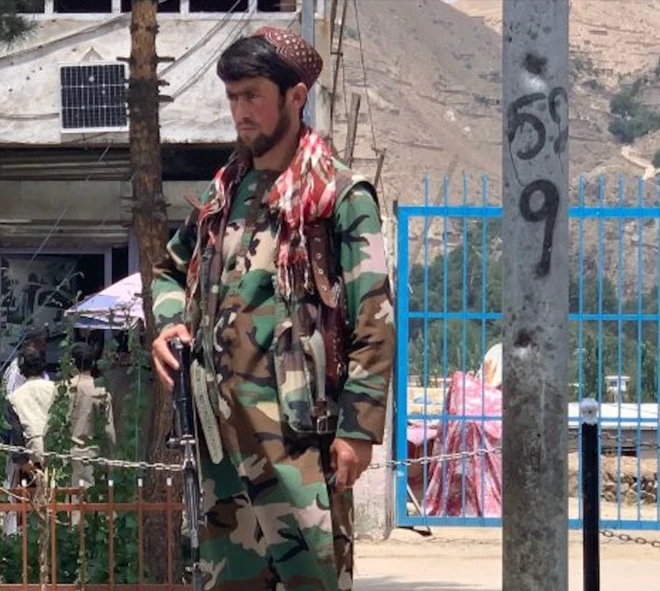 بدخشان کې یو عسکر ولاړ دی