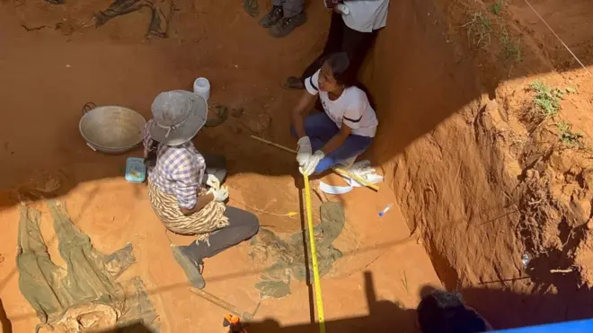 කොක්කුතුඩුවායි මිනීවළෙන් පුර්ණ මිනිස් සිරුරු තුනක කොටස් හමුවේ