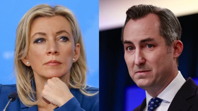 रूस और अमेरिका के विदेश मंत्रालय के प्रवक्ता मैथ्यू मिलर (दाएं) और मारिया ज़ाखरोवा