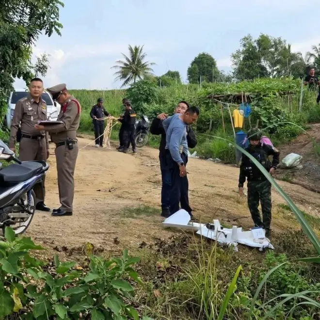 ဇွန်လ ၃ ရက်နေ့က မြန်မာဘက်ခြမ်းကနေ ထိုင်းဘက်ခြမ်းကို ကျလာတဲ့ အသေခံဒရုန်းကို ထိုင်းအာဏာပိုင်တွေ သွားရောက်ကြည့်ရှုနေစဉ် 