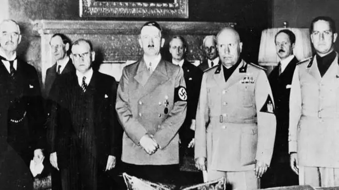 Чорно-біле фото, на якому стоять учасники Мюнхенських домовленостей: