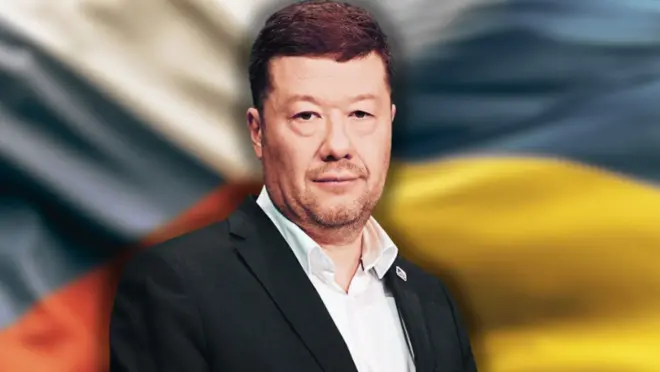 Окамура на тлі українського та чеського прапорів