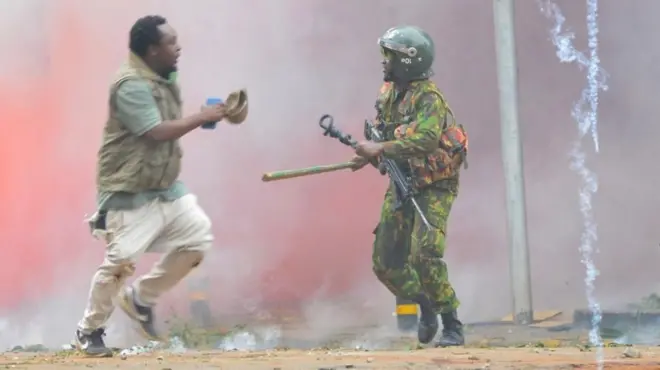 ፖሊስ እና በመሸሽ ላይ ያለ የሠልፉ ተሳታፊ