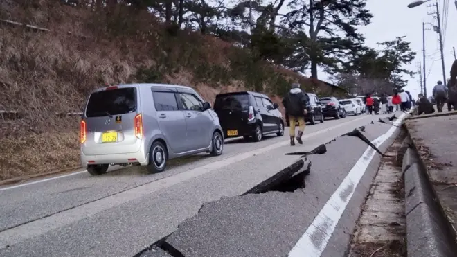 Foto show road wey earthquake damage
