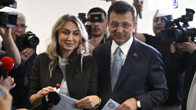 Dilek Kaya İmamoğlu ve Ekrem İmamoğlu 2024 seçimlerinde oy kullanıyor. 