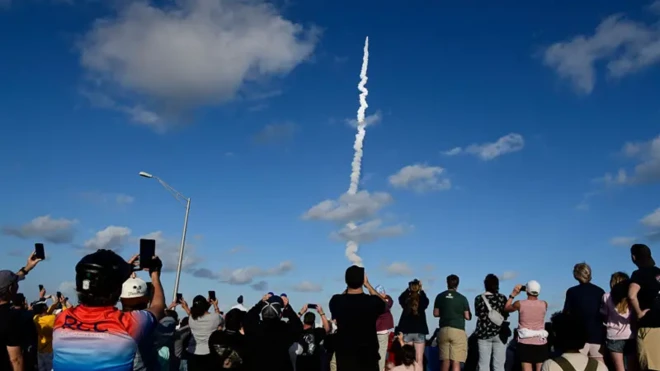 Зрители, наблюдающие за историческим космическим запуском во Флориде