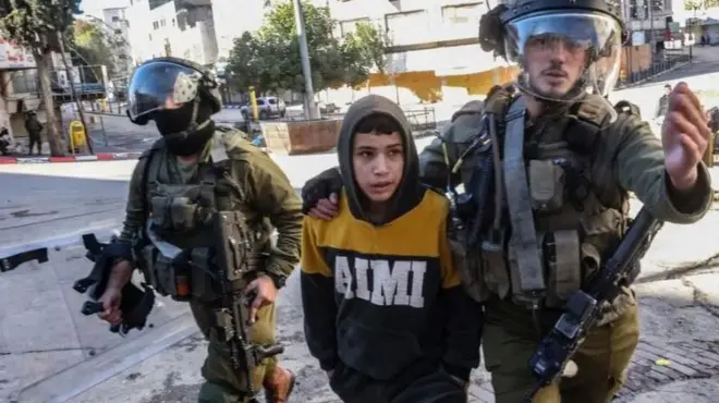 হেবরনে বিক্ষোভ করার সময় এক কিশোরকে আটক করে ইসরায়েলি সৈন্যরা