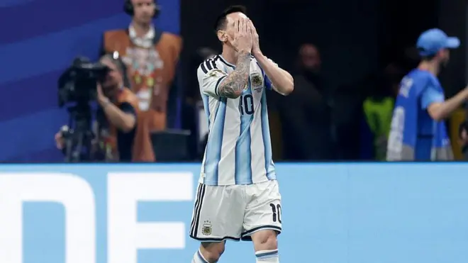 Messi agarrándose la cara