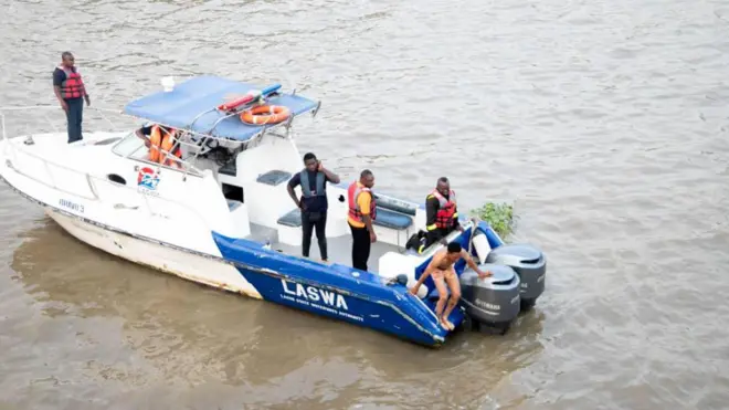 Awọn oṣiṣẹ adoola to n gbiyanju lati doola obinrin naa