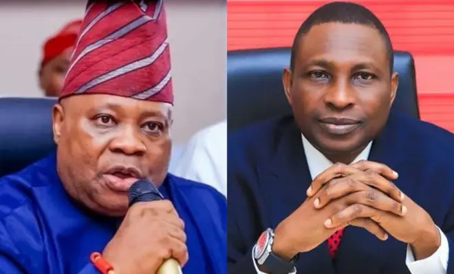 Gomina Ademola Adeleke tipinlẹ Osun lo mu ẹrọ gbohungbohun dani, to si n sọrọ - Nigba ti alaga EFCC ka ọwọ rẹ mejeeji mọra wọn, to si n wo